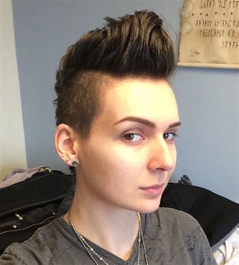 short lesbian haircuts|32 Lesbian Hairstyles To Uphold LGBTQ+ Aesthetics。